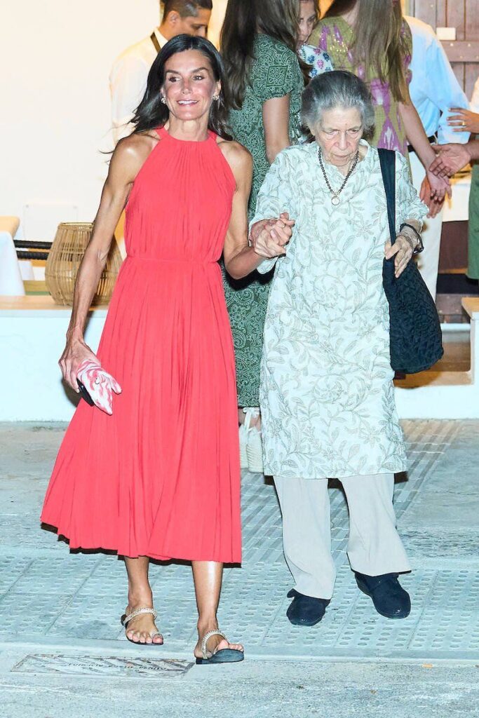 La Familia Real de Espana asiste a una cena informal en Mallorca 5 683x1024 - La Princesa de Asturias, la Reina Sofía y la Infanta Sofía asisten a una cena informal en Mallorca