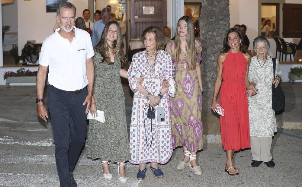 La familia real de cena informal en Mallorca6 - La Princesa de Asturias, la Reina Sofía y la Infanta Sofía asisten a una cena informal en Mallorca