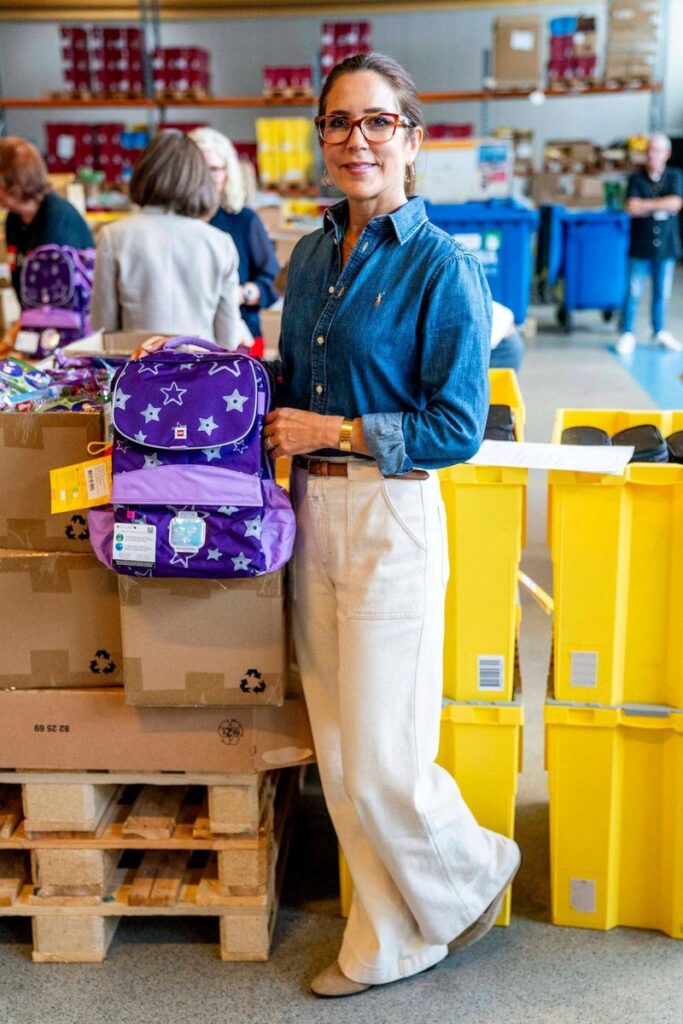La princesa heredera Mary empaca mochilas para ninos en centros de crisis en LEGO Charity 1 683x1024 - La princesa heredera Mary empaca mochilas para niños en centros de crisis en LEGO Charity