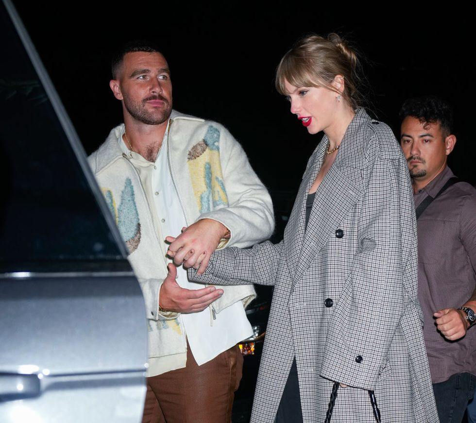 El amor público de Taylor Swift y Travis Kelce se confirma con un romántico paseo en Nueva York. ¡Los fans enloquecen!