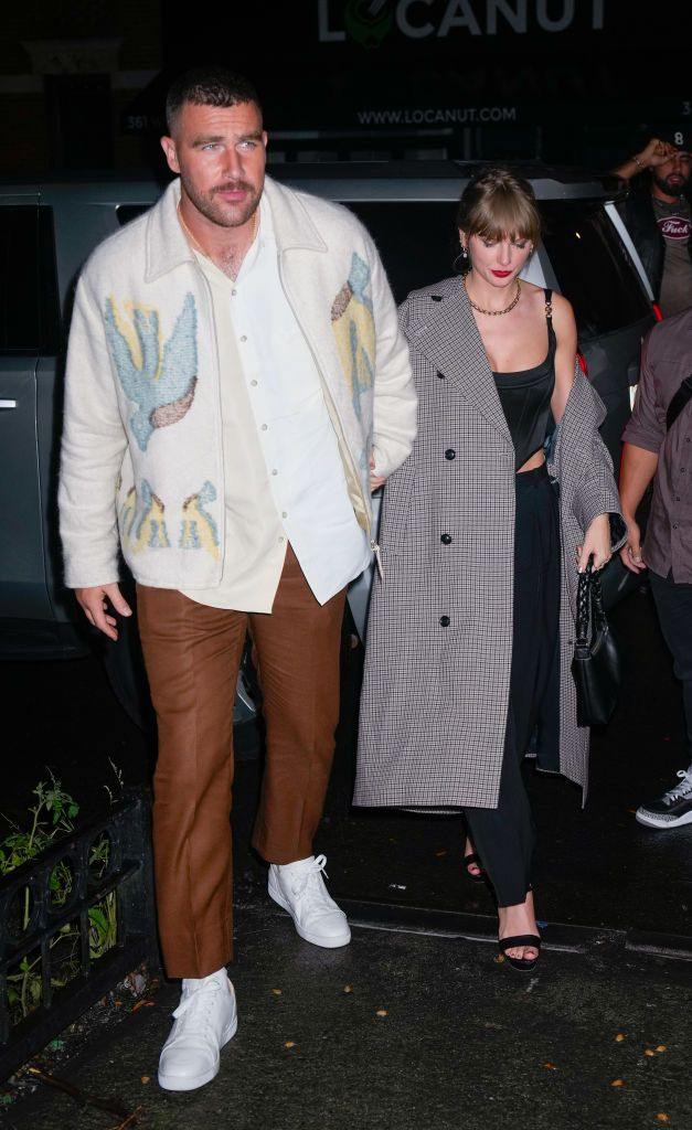 Taylor Swift confirma su relacion con Travis Kelce en un romantico paseo por Nueva York 3 - Taylor Swift confirma su relación con Travis Kelce en un romántico paseo por Nueva York