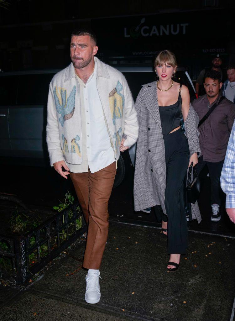 Taylor Swift confirma su relacion con Travis Kelce en un romantico paseo por Nueva York 4 - Taylor Swift confirma su relación con Travis Kelce en un romántico paseo por Nueva York