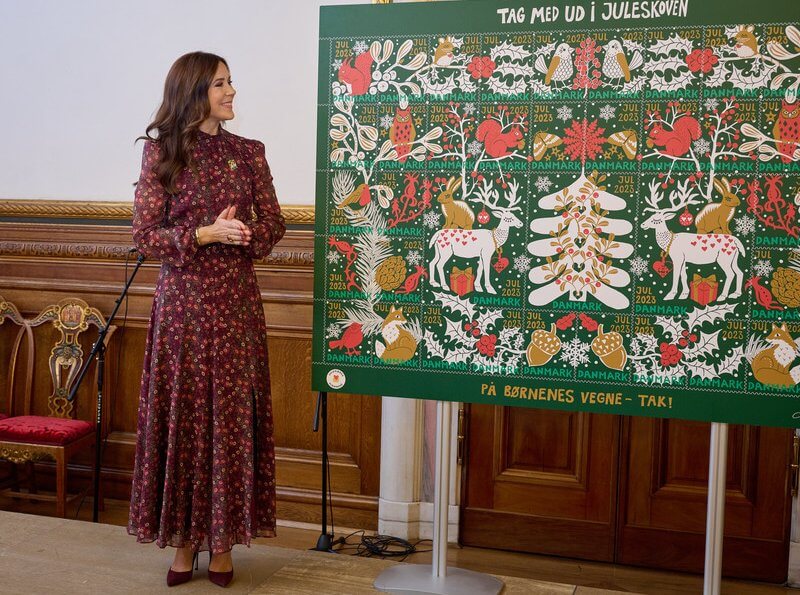 Princes Mary de Dinamarca 07 - La Princesa Mary de Dinamarca asistió a la presentación del Sello de Navidad 2023