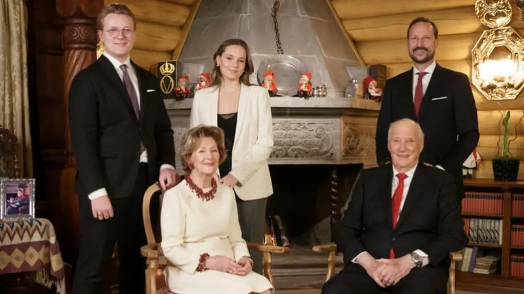 el verdadero motivo de la ausencia de mette marit en la felicitacion navidena de la casa real noruega - La Preocupante Ausencia de Mette-Marit en el Posado Real de Navidad