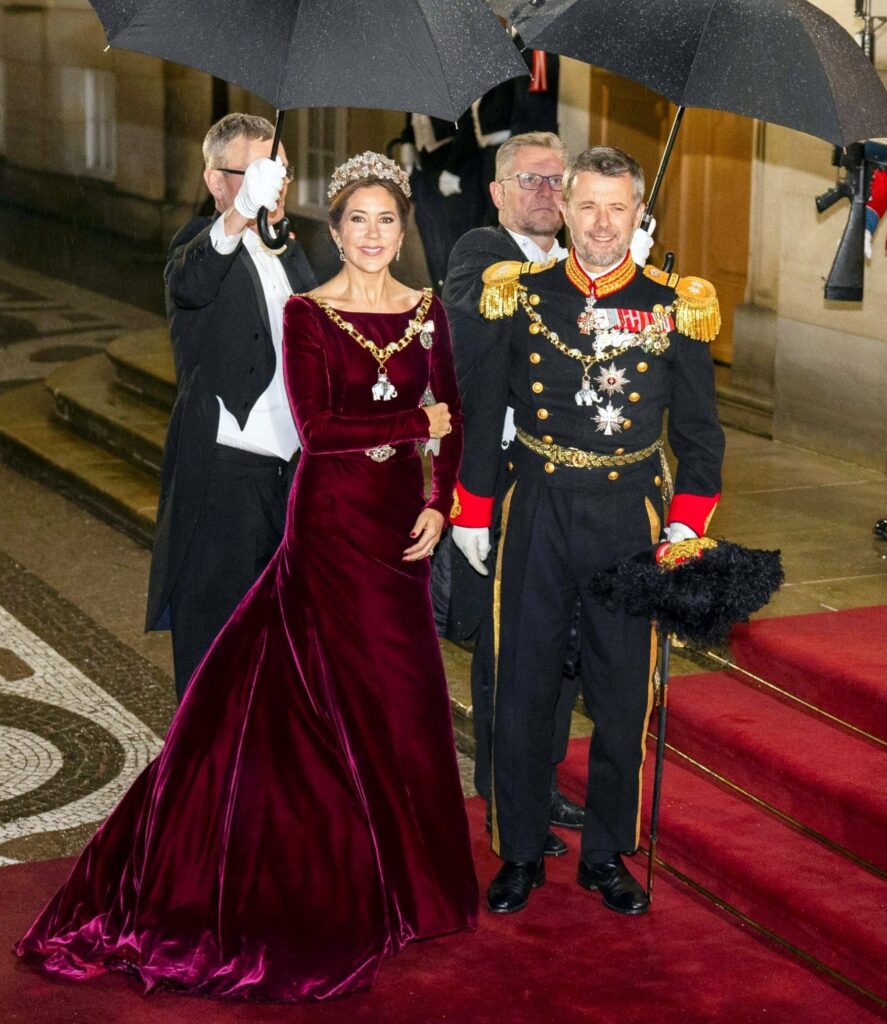 El Principe Heredero y la Princesa Heredera de Dinamarca asisten a la recepcion de Ano Nuevo 2024 2 887x1024 - La Transición en la Monarquía Danesa: Federico y Mary Listos para Reinar