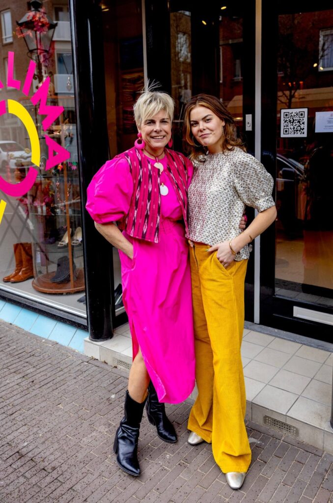 La condesa Eloise y la princesa Laurentien1 678x1024 - La princesa Laurentien y la condesa Eloise visitan la tienda de ropa vintage My Lima Lima en La Haya