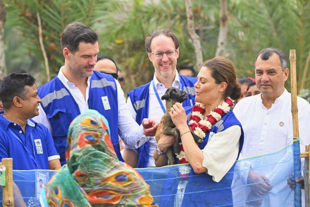La Princesa Heredera Victoria (SE), con un cordero en brazos, visitando proyectos del PNUD en la División de Khulna como parte del viaje de la Princesa Heredera Sueca a Bangladesh con el Programa de las Naciones Unidas para el Desarrollo (PNUD), día 2, Bangladesh, 19 de marzo de 2024.