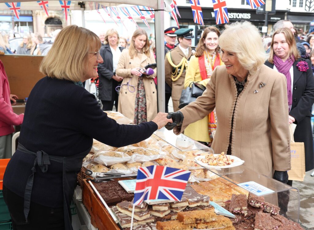 La Reina Camilla (GB), visitando el Mercado de Agricultores como parte de la visita de la Reina a Shrewsbury, Shropshire, Gran Bretaña, el 27 de marzo de 2024.