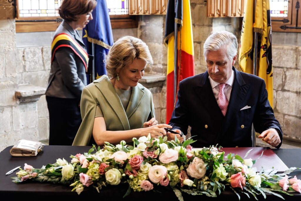 La reina Mathilde de Bélgica y el rey Philippe – Filip de Bélgica firman el libro de oro durante una visita real a Oudenaarde, el martes 19 de marzo de 2024, como parte de una visita a la provincia de Flandes Oriental. BELGA FOTO KURT DESPLENTER