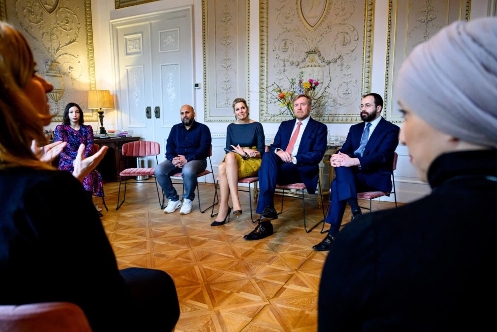 La Reina Máxima (NL), el Rey Willem-Alexander (NL), en una reunión con dos grupos de Ámsterdam sobre el impacto de la situación en Gaza e Israel en los Países Bajos en la residencia oficial del alcalde de Ámsterdam, Países Bajos, el 29 de febrero de 2024. .