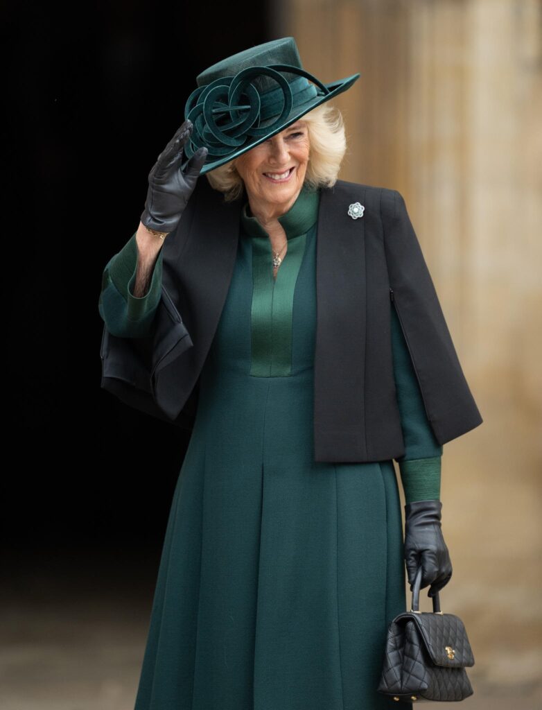WINDSOR, INGLATERRA – 31 DE MARZO: La reina Camilla asiste al servicio de Pascua en el Castillo de Windsor el 31 de marzo de 2024 en Windsor, Inglaterra. (Foto de Samir Hussein/WireImage)