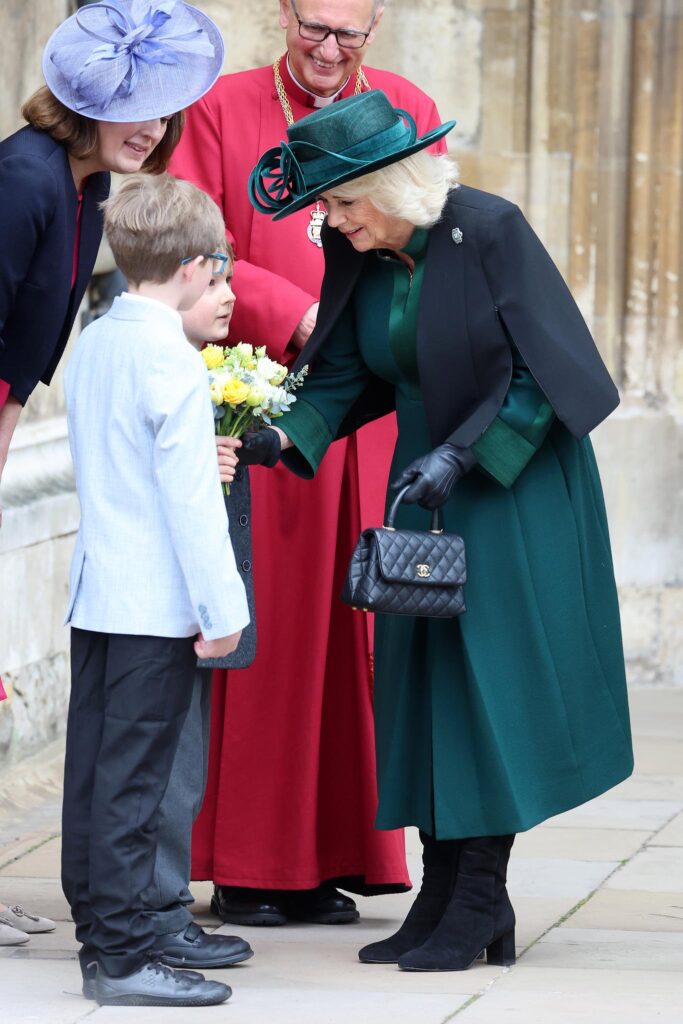 WINDSOR, INGLATERRA – 31 DE MARZO: La reina Camilla sale del servicio Easter Mattins en el Castillo de Windsor el 31 de marzo de 2024 en Windsor, Inglaterra. (Foto de Chris Jackson/Getty Images)