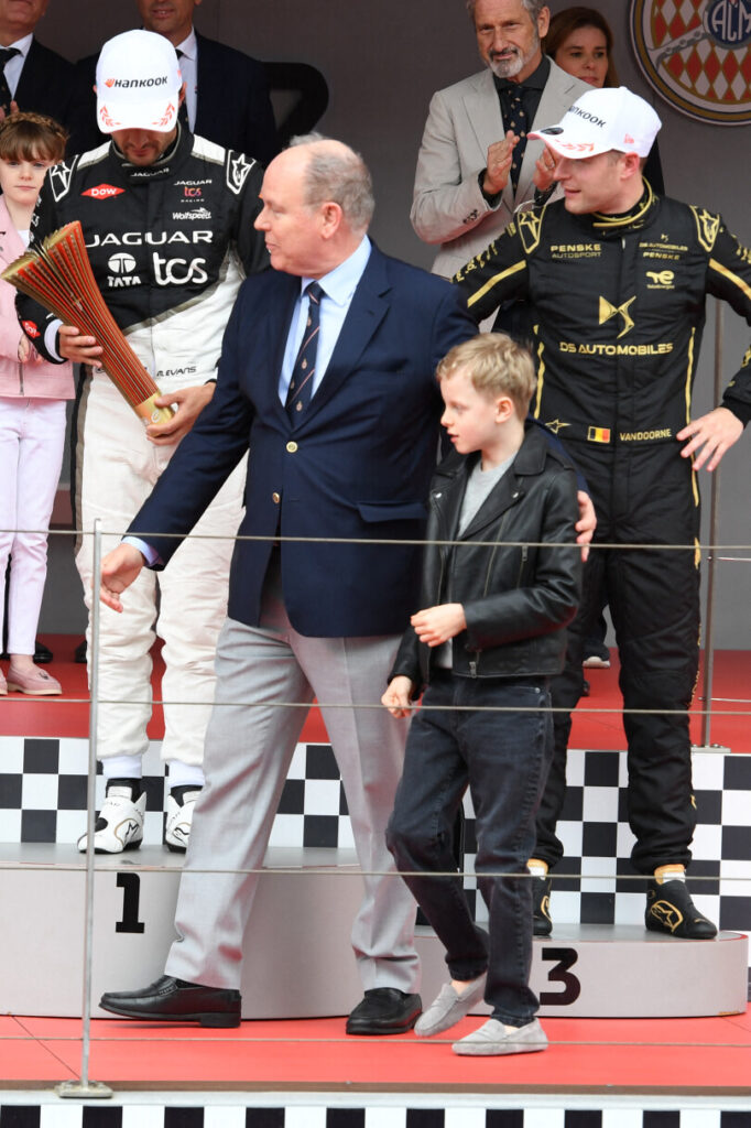 Jacques y Gabriella de Monaco protagonistas del podio del gran premio de Formula E3 682x1024 - Los príncipes de Mónaco asisten al Gran Premio de Fórmula E de Mónaco