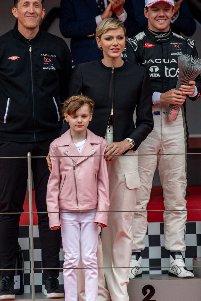 Jacques y Gabriella de Monaco protagonistas del podio del gran premio de Formula E4 683x1024 - Los príncipes de Mónaco asisten al Gran Premio de Fórmula E de Mónaco