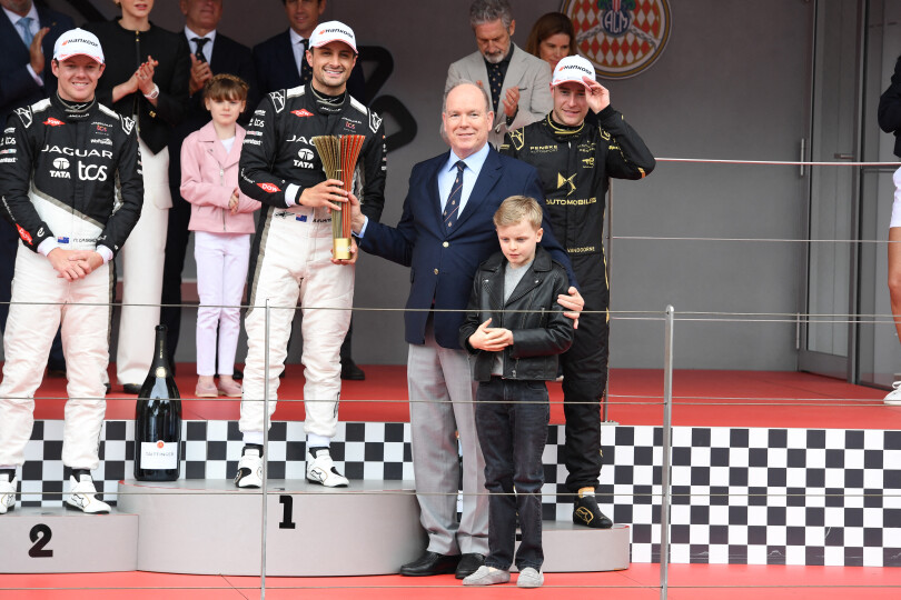 Jacques y Gabriella de Monaco protagonistas del podio del gran premio de Formula E5 - Los príncipes de Mónaco asisten al Gran Premio de Fórmula E de Mónaco