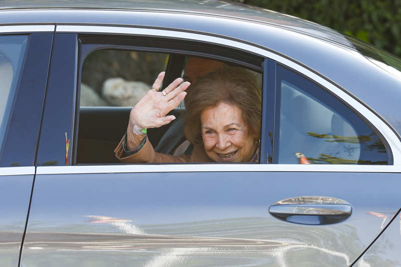 la reina sofia saluda tras salir del hospital f - La Reina Sofía Recibe el Alta Hospitalaria