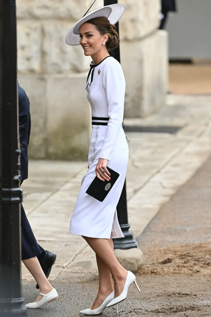 kate middleton trooping the colour 2024 vestido blanco zapatos pumps 683x1024 - Kate Middleton reaparece en el Trooping the Colour