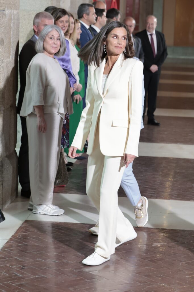 La Reina Letizia de Espana se viste de blanco para los Premios SM 3 683x1024 - La Reina Letizia de España se viste de blanco para los Premios SM: ¡Sobriedad y estilo con deportivas clásicas!