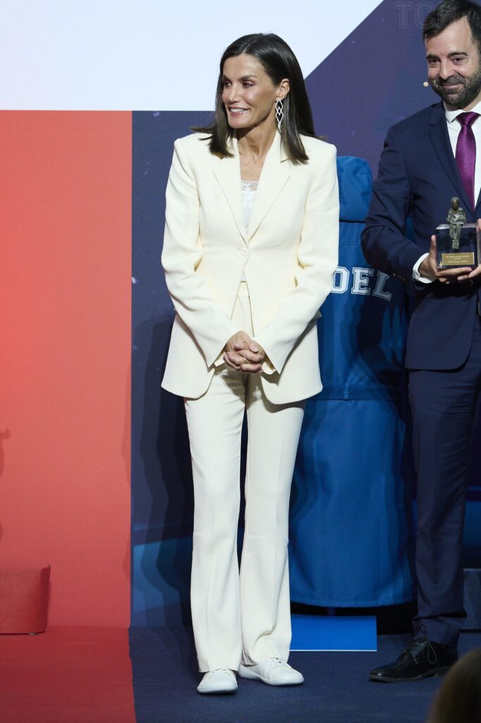 La Reina Letizia de Espana se viste de blanco para los Premios SM 5 682x1024 - La Reina Letizia de España se viste de blanco para los Premios SM: ¡Sobriedad y estilo con deportivas clásicas!