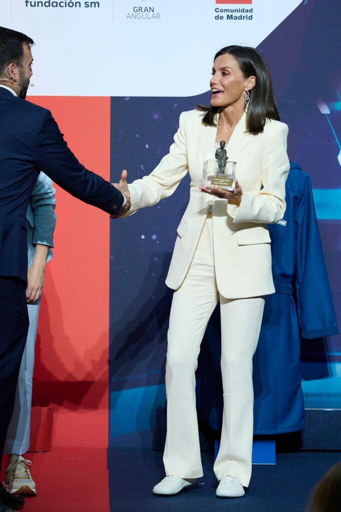 La Reina Letizia de Espana se viste de blanco para los Premios SM 6 682x1024 - La Reina Letizia de España se viste de blanco para los Premios SM: ¡Sobriedad y estilo con deportivas clásicas!