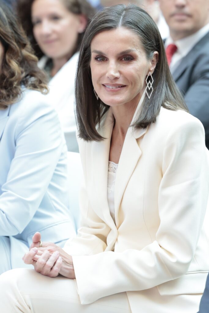 La Reina Letizia de Espana se viste de blanco para los Premios SM 7 683x1024 - La Reina Letizia de España se viste de blanco para los Premios SM: ¡Sobriedad y estilo con deportivas clásicas!