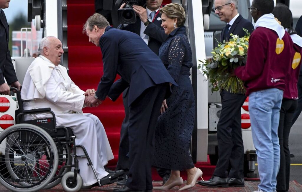 El Gran Duque Enrique y la Gran Duquesa Maria Teresa de Luxemburgo reciben al Papa Francisco en una historica visita 2 1024x653 - El Gran Duque Enrique y la Gran Duquesa María Teresa de Luxemburgo reciben al Papa Francisco en una histórica visita