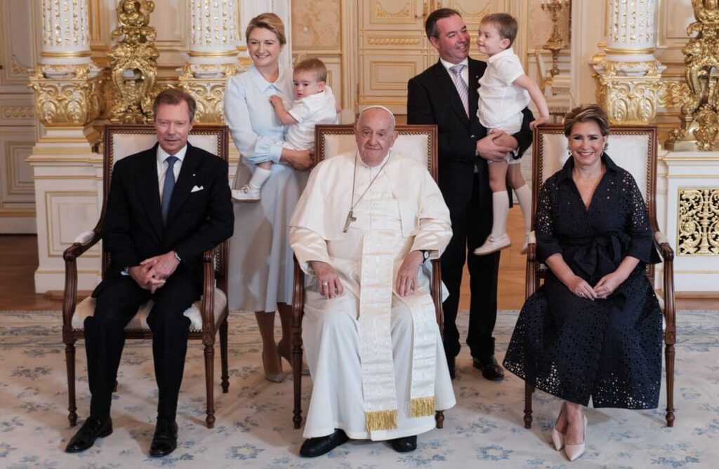 El Gran Duque Enrique y la Gran Duquesa Maria Teresa de Luxemburgo reciben al Papa Francisco en una historica visita 7 1024x669 - El Gran Duque Enrique y la Gran Duquesa María Teresa de Luxemburgo reciben al Papa Francisco en una histórica visita