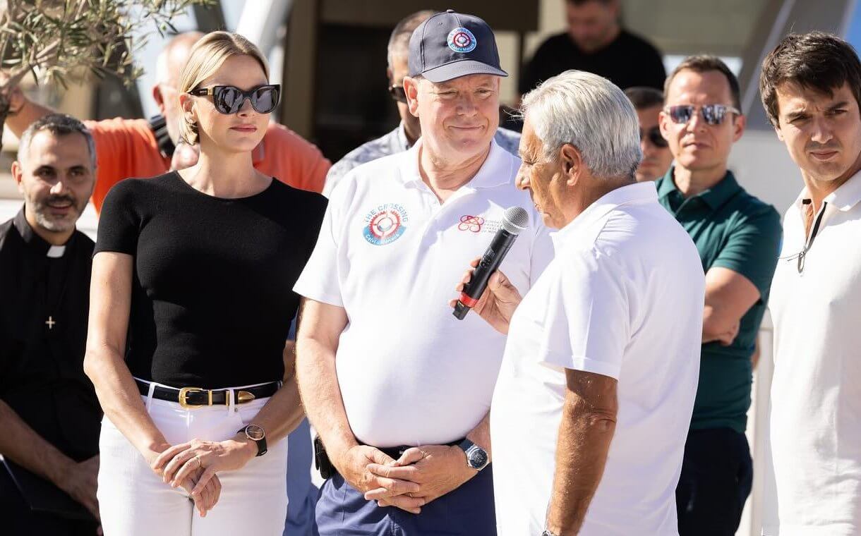 El Príncipe Alberto y la Princesa Charlene asisten al inicio de la carrera de bicicletas acuáticas en Calvi