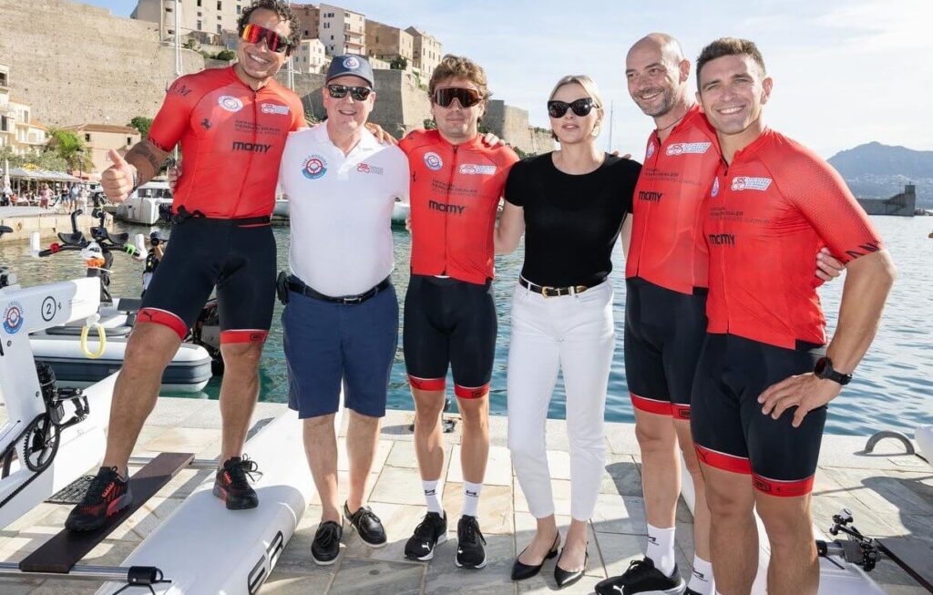 El Principe Alberto y la Princesa Charlene asisten al inicio de la carrera de bicicletas acuaticas en Calvi 4 1024x653 - El Príncipe Alberto y la Princesa Charlene asisten al inicio de la carrera de bicicletas acuáticas en Calvi