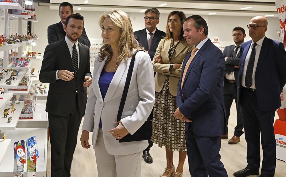 El Principe Guillaume y la Princesa Stephanie visitan el Grupo Ferrero en Senningerberg 2 - El Príncipe Guillaume y la Princesa Estefanía visitan la sede del Grupo Ferrero en Luxemburgo