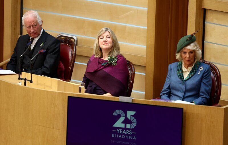 El Rey Carlos III y la Reina Camila 4 - El Rey Carlos III y la Reina Camila asisten al 25.º aniversario del Parlamento escocés en Edimburgo