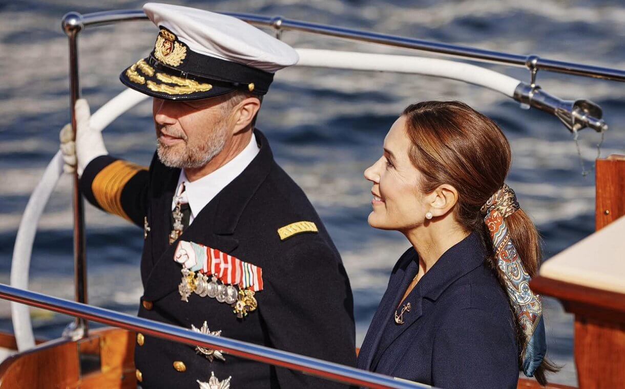 El Rey y la Reina de Dinamarca ofrecen una cena para los oficiales del yate real Dannebrog