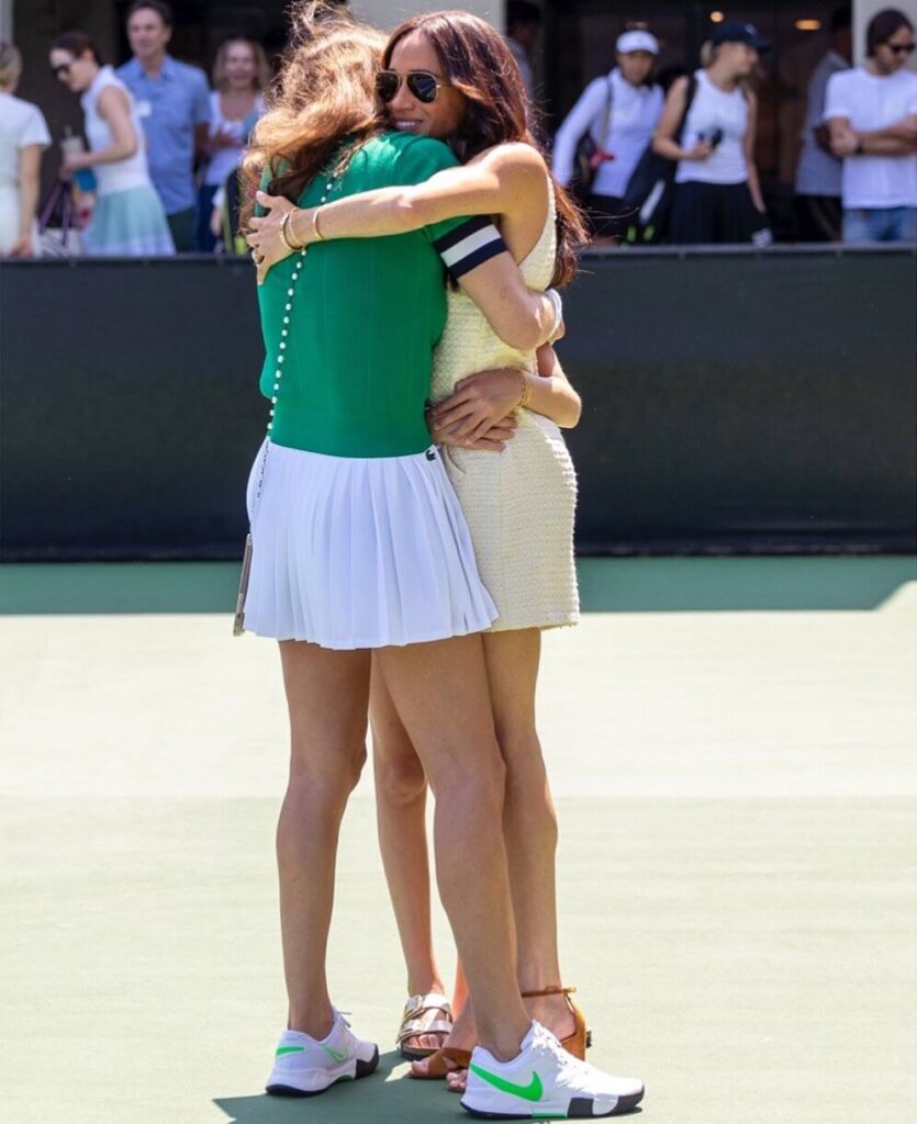 El duque y la duquesa de Sussex asisten a un torneo benefico de tenis en Los Angeles 3 835x1024 - Los Duques de Sussex asisten a un torneo benéfico de tenis en Los Ángeles