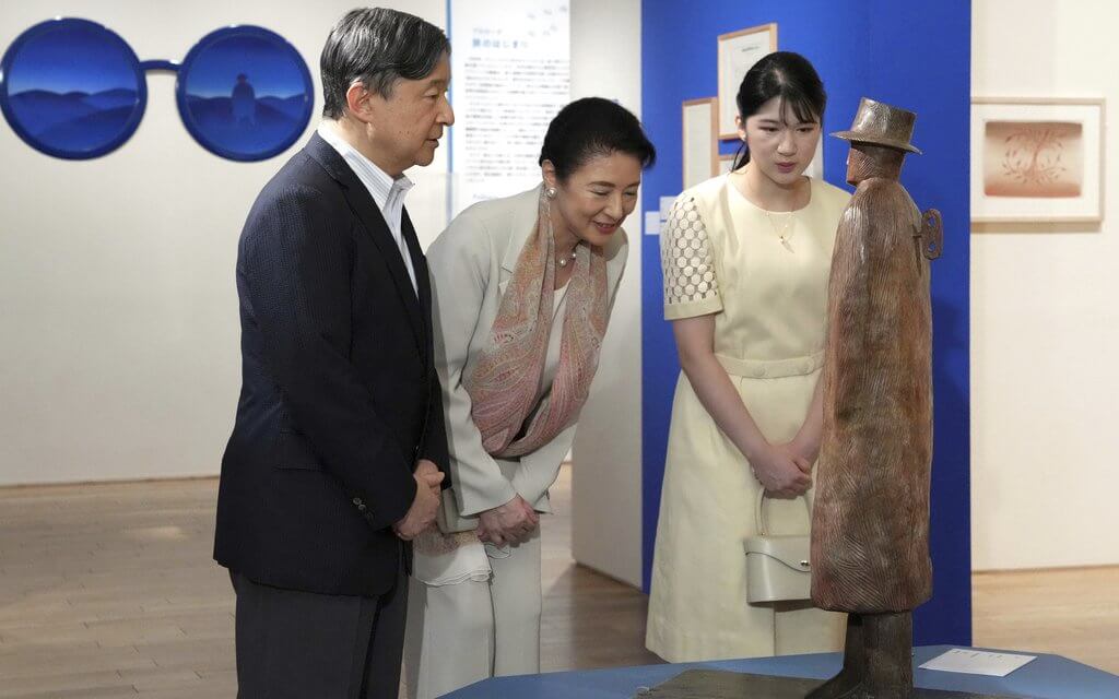 El emperador Naruhito la emperatriz Masako y la princesa Aiko 2 - Visita de la Familia Imperial Japonesa a la Galería de la Estación de Tokio