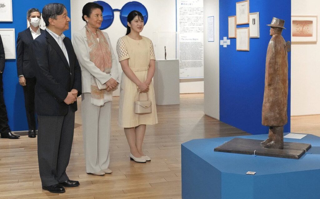 El emperador Naruhito la emperatriz Masako y la princesa Aiko 4 1024x638 - Visita de la Familia Imperial Japonesa a la Galería de la Estación de Tokio