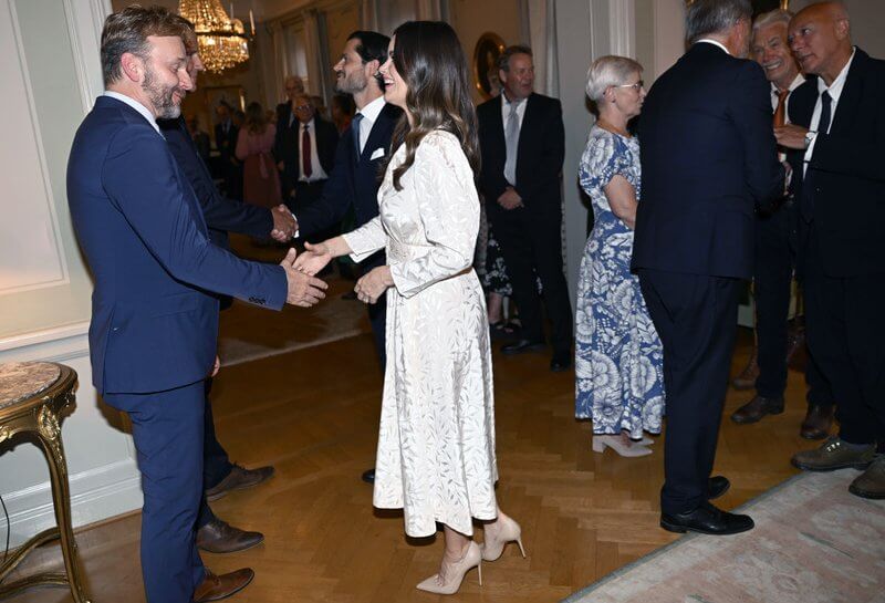 El principe sueco Carlos Felipe y la princesa Sofia asisten a una cena en Karlstad 2 - El príncipe sueco Carlos Felipe y la princesa Sofía: ¡Una cena elegante en Karlstad!