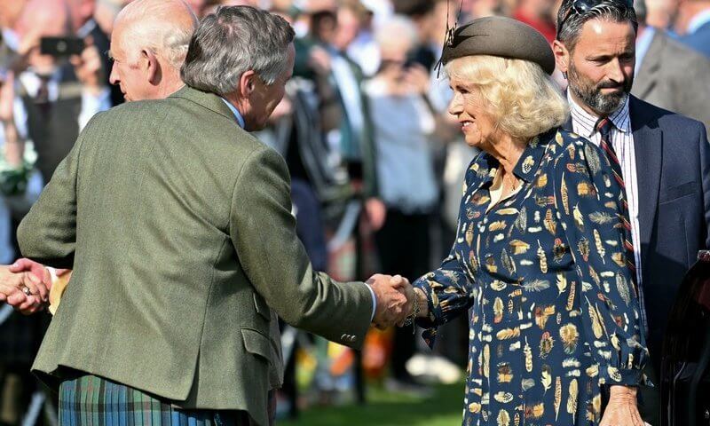 El rey Carlos y la reina Camilla asisten a la reunion de Braemar 2024 1 - El Rey Carlos y la Reina Camilla asisten a la Reunión de Braemar 2024