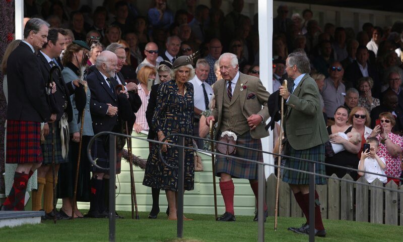 El rey Carlos y la reina Camilla asisten a la reunion de Braemar 2024 2 - El Rey Carlos y la Reina Camilla asisten a la Reunión de Braemar 2024