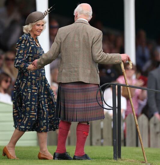 El rey Carlos y la reina Camilla asisten a la reunion de Braemar 2024 3 - El Rey Carlos y la Reina Camilla asisten a la Reunión de Braemar 2024