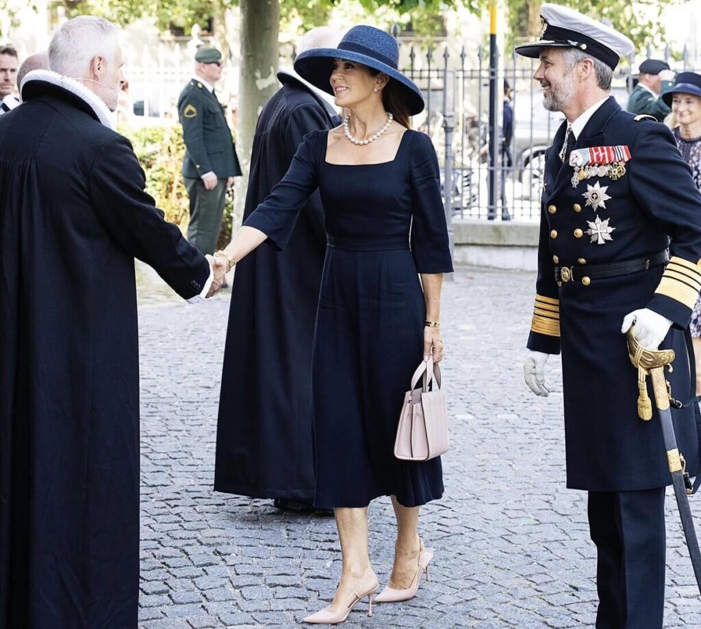 El rey Federico y la reina Maria participan en el Dia de la Bandera de Dinamarca 2024 3 1024x919 - El Rey Federico y la Reina María conmemoran el Día de la Bandera de Dinamarca 2024: honrando el esfuerzo de sus valientes soldados