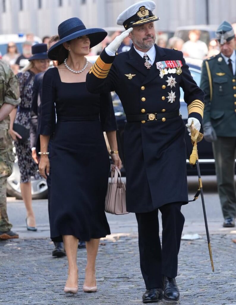 El rey Federico y la reina Maria participan en el Dia de la Bandera de Dinamarca 2024 4 794x1024 - El Rey Federico y la Reina María conmemoran el Día de la Bandera de Dinamarca 2024: honrando el esfuerzo de sus valientes soldados