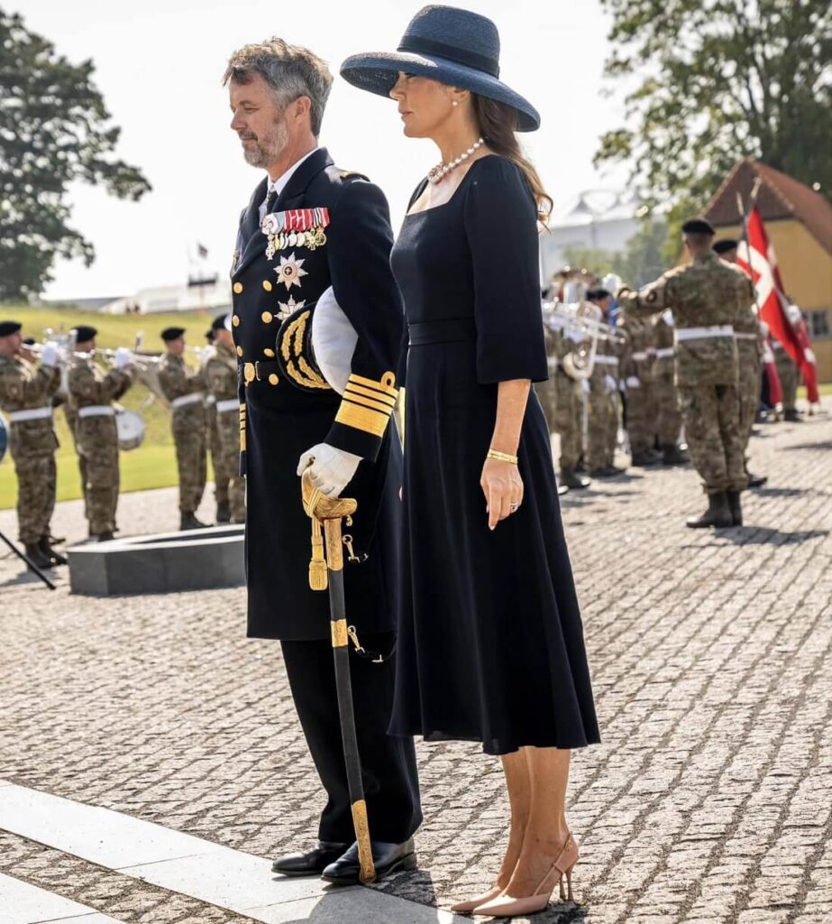 El rey Federico y la reina Maria participan en el Dia de la Bandera de Dinamarca 2024 5 923x1024 - El Rey Federico y la Reina María conmemoran el Día de la Bandera de Dinamarca 2024: honrando el esfuerzo de sus valientes soldados