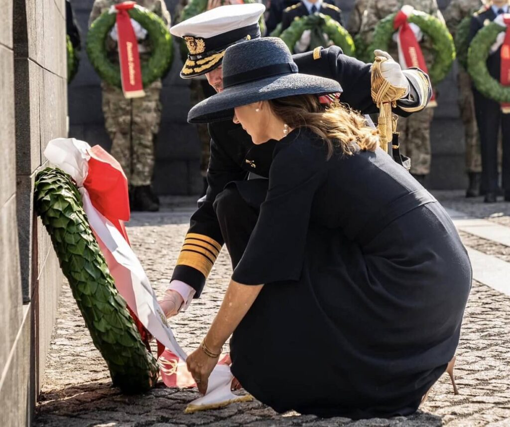 El rey Federico y la reina Maria participan en el Dia de la Bandera de Dinamarca 2024 6 1024x856 - El Rey Federico y la Reina María conmemoran el Día de la Bandera de Dinamarca 2024: honrando el esfuerzo de sus valientes soldados