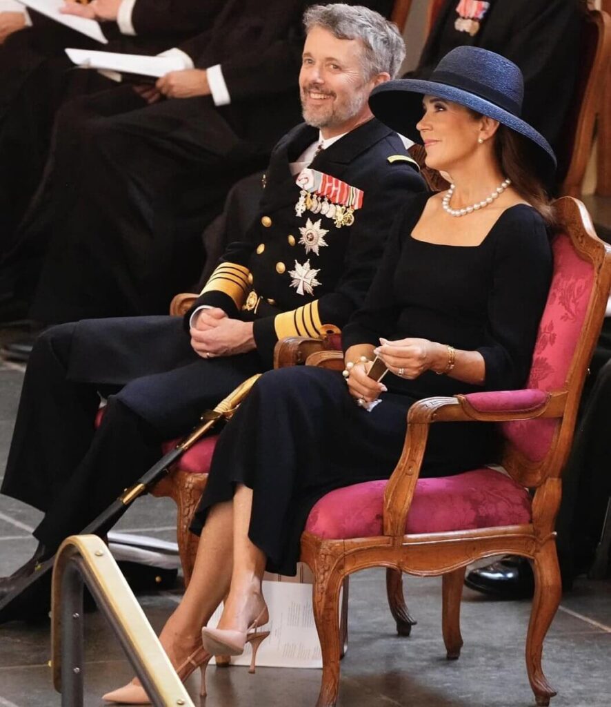 El rey Federico y la reina Maria participan en el Dia de la Bandera de Dinamarca 2024 7 886x1024 - El Rey Federico y la Reina María conmemoran el Día de la Bandera de Dinamarca 2024: honrando el esfuerzo de sus valientes soldados