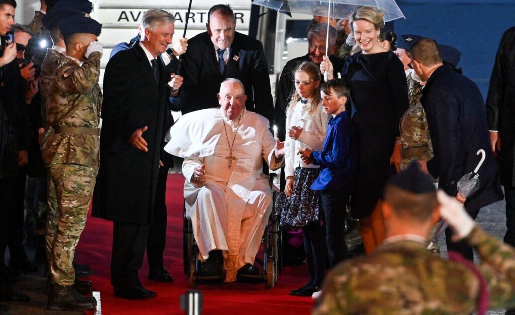 El rey Felipe y la reina Matilde de Belgica reciben al Papa Francisco 1 1024x627 - Los reyes de Bélgica reciben al Papa Francisco