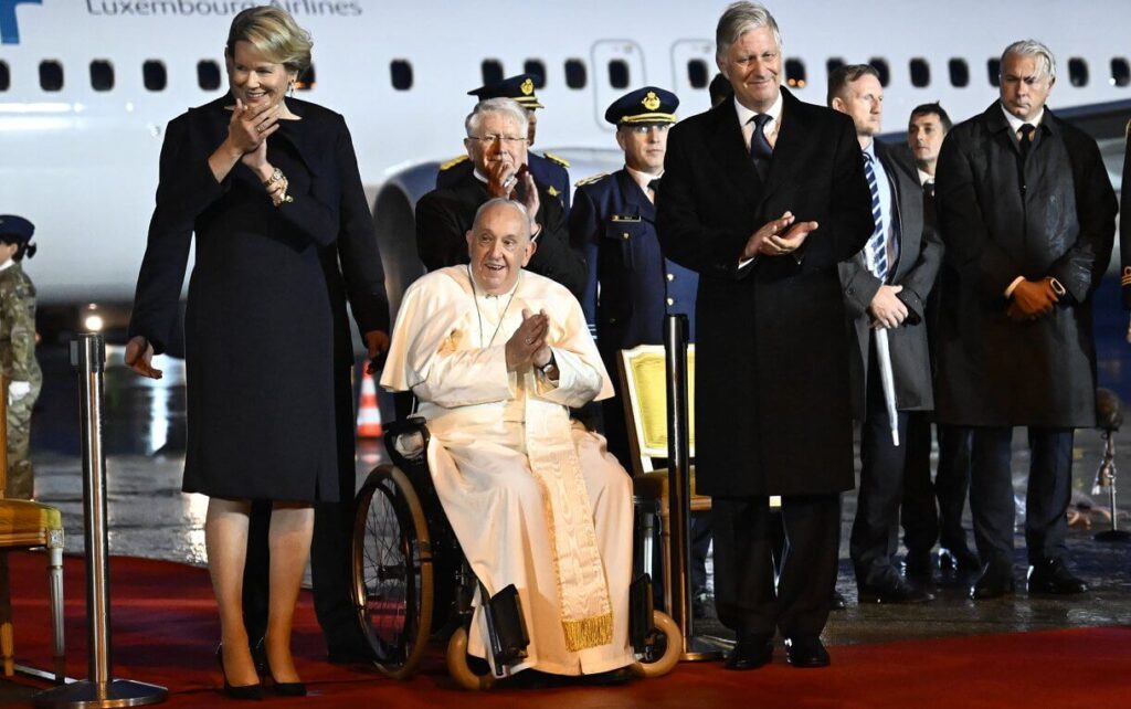 El rey Felipe y la reina Matilde de Belgica reciben al Papa Francisco 2 1024x642 - Los reyes de Bélgica reciben al Papa Francisco