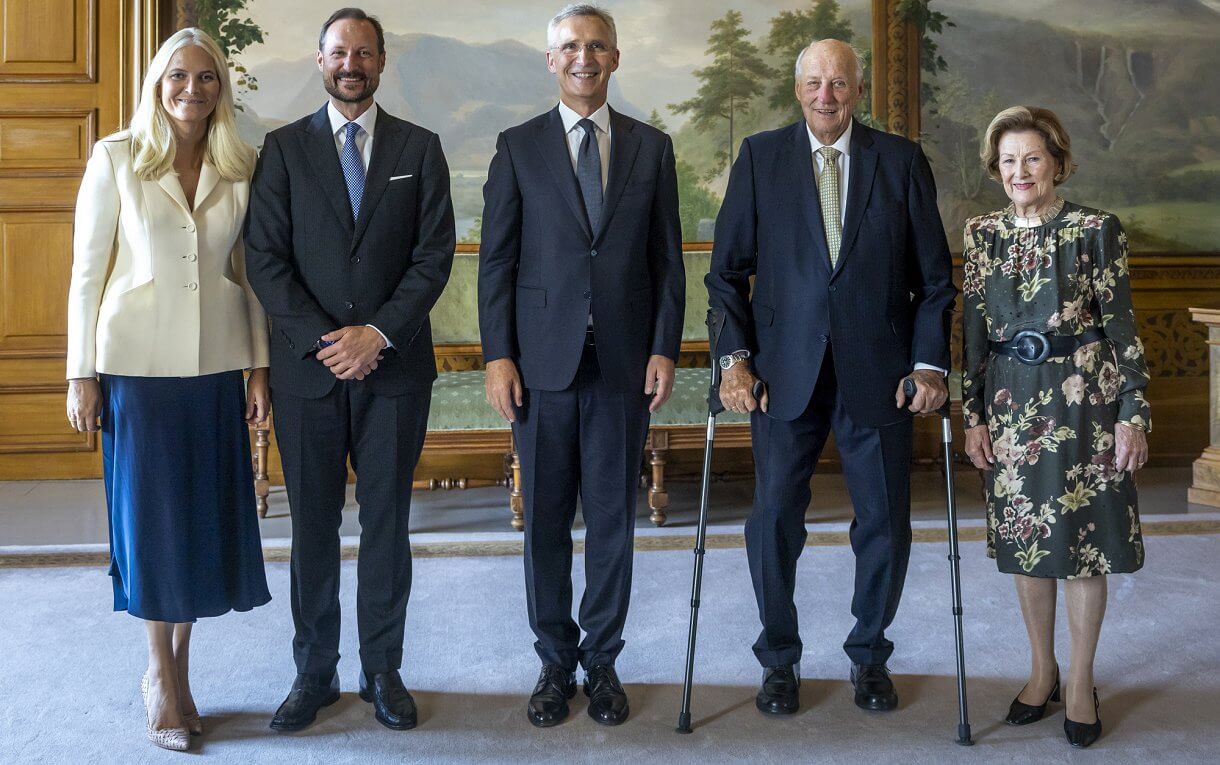 El rey Harald y la reina Sonja ofrecen un almuerzo a Jens Stoltenberg