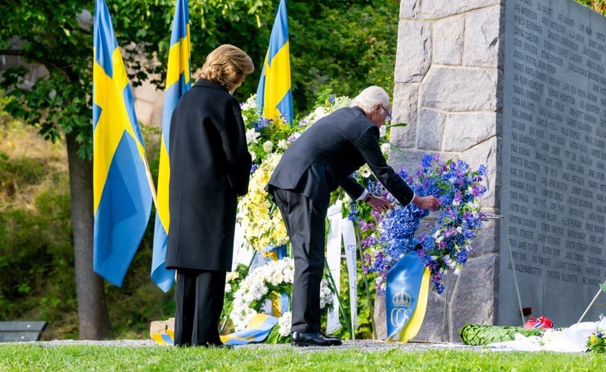 El rey y la reina de Suecia asisten a una ceremonia conmemorativa en el monumento a Estonia 2 - El rey Carlos XVI Gustavo y la reina Silvia de Suecia asisten a la ceremonia conmemorativa del naufragio del MS Estonia