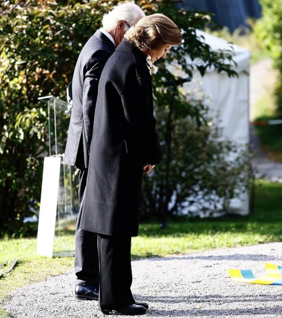 El rey y la reina de Suecia asisten a una ceremonia conmemorativa en el monumento a Estonia 3 908x1024 - El rey Carlos XVI Gustavo y la reina Silvia de Suecia asisten a la ceremonia conmemorativa del naufragio del MS Estonia