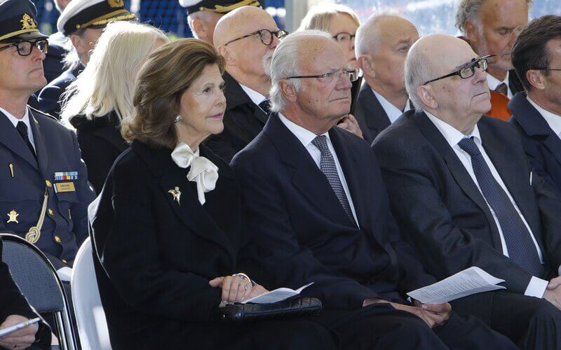 El rey y la reina de Suecia asisten a una ceremonia conmemorativa en el monumento a Estonia 4 - El rey Carlos XVI Gustavo y la reina Silvia de Suecia asisten a la ceremonia conmemorativa del naufragio del MS Estonia